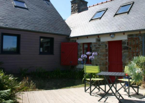 Maison de 2 chambres a Plougrescant a 300 m de la plage avec vue sur la mer et jardin clos